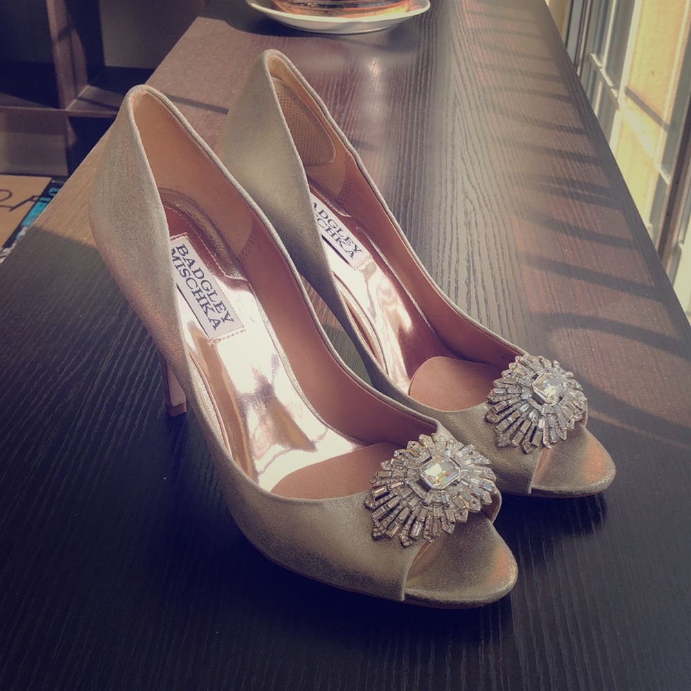 Embellished peep toe pumps 👑